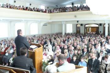 podczas nabożeństwa w zborze w Nowowołyńsku